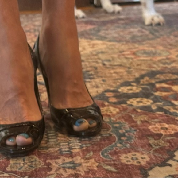 Classic GUESS Black Patent Leather, Peep Toe, Mid Heel Pump Size 8 great shape. - Picture 3 of 10